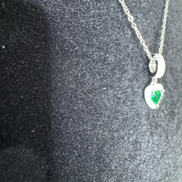 Elegant Silver Necklace with Green Heart Pendant - Picture 4 of 6